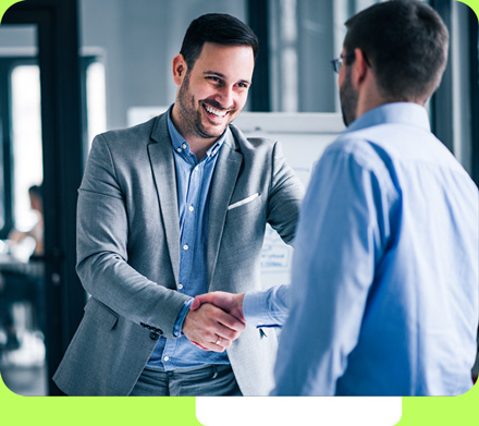 Varios contadores conectan ideas con laptops, café y notas. Actualícese, tu aliado en asesoría contable para tu labor diaria.