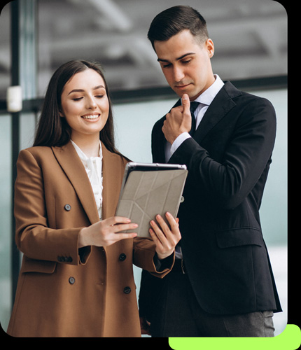 Varios contadores conectan ideas con laptops, café y notas. Actualícese, tu aliado en asesoría contable para tu labor diaria.