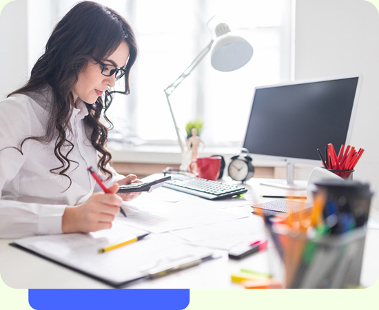 Varios contadores conectan ideas con laptops, café y notas. Actualícese, tu aliado en asesoría contable para tu labor diaria.