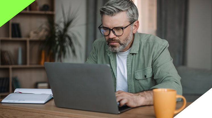 Varios contadores conectan ideas con laptops, café y notas. Actualícese, tu aliado en asesoría contable para tu labor diaria.