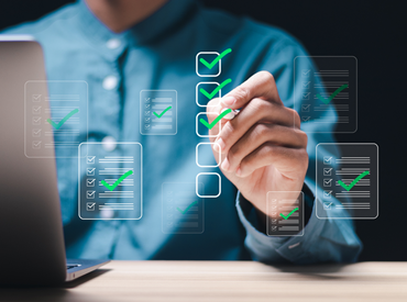 Profesionales analizando información en equipo con Actualícese, plataforma que ofrece asesoría, herramientas y capacitación contable para mantenerse actualizado en el día a día.